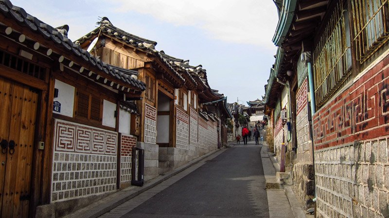 https://www.izbilir.com/uploads/images/2018/07/seul-bukchon-hanok-village-64628820.jpg