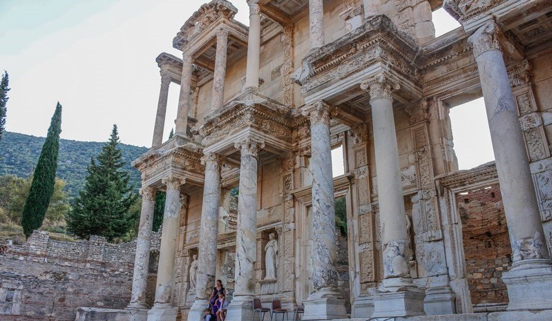 https://www.izbilir.com/uploads/images/2018/10/celsus-kutuphanesi-28109991.jpg